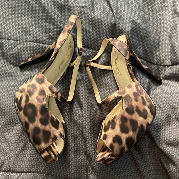 Sandals - Picture 2 of 6